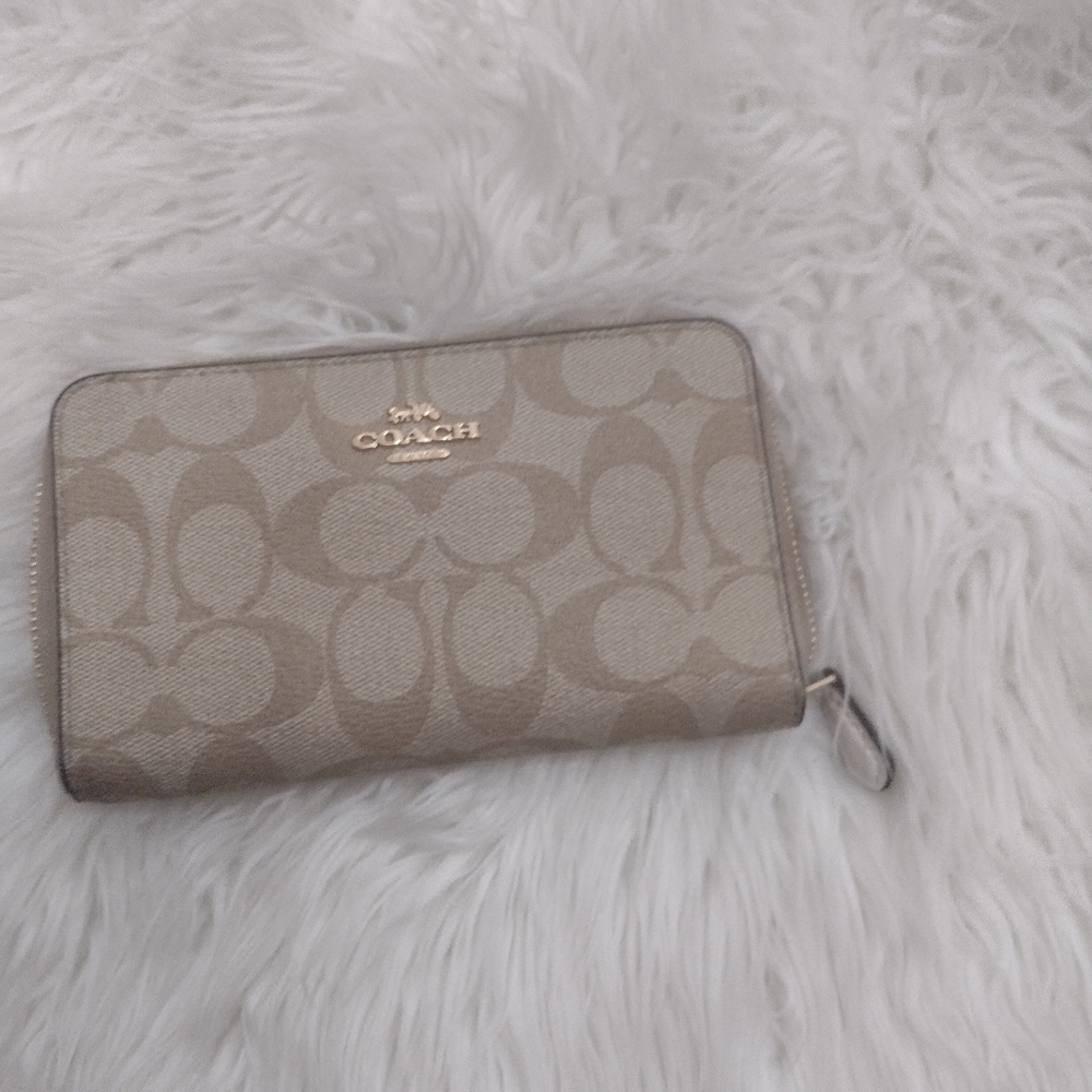 Coach Tan Wallet. - Picture 3 of 5